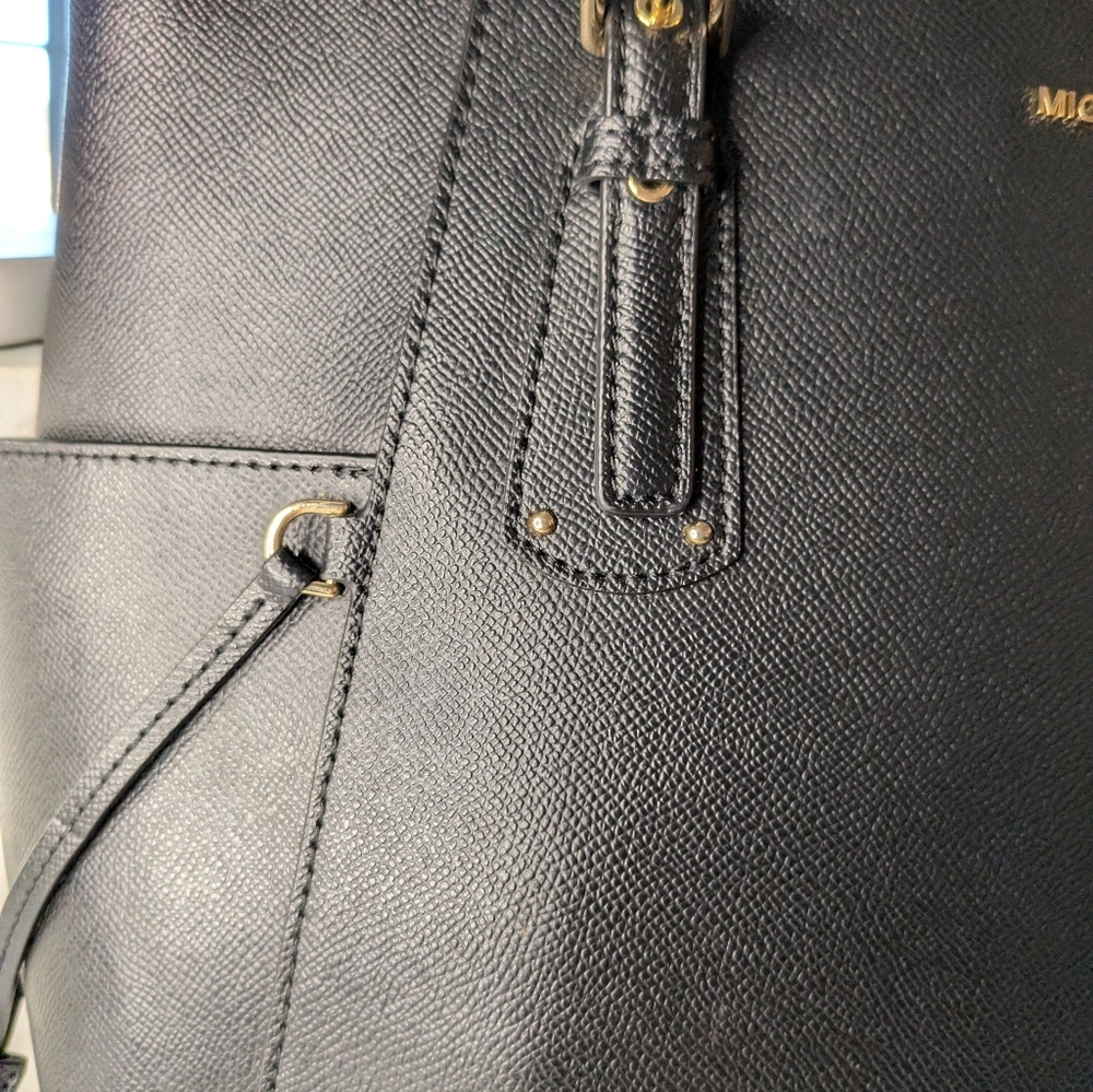 Michael Kors Voyager Tote With Black Leather - Picture 9 of 11